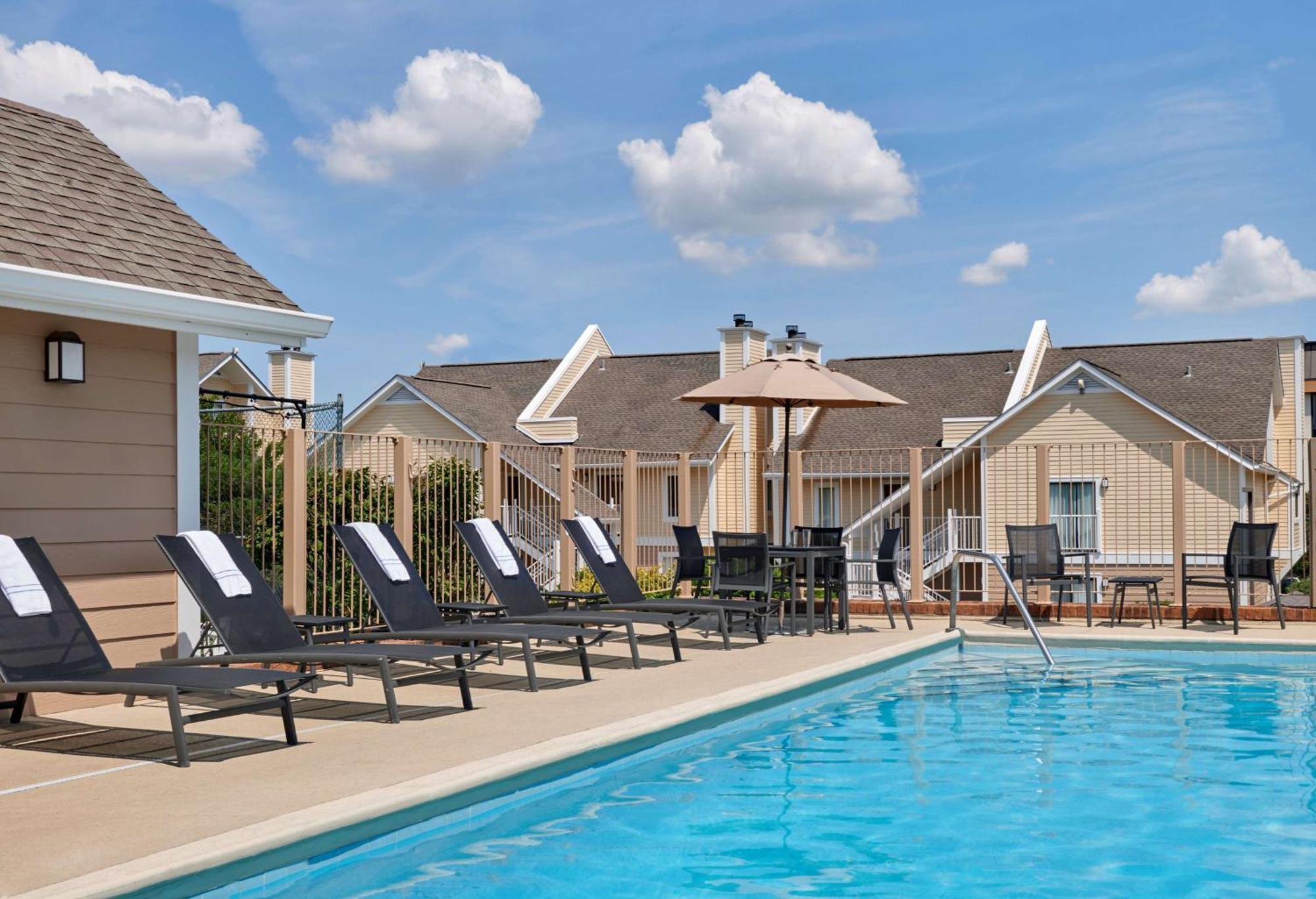 Sonesta Simply Suites Cleveland Airport Middleburg Heights Exterior foto